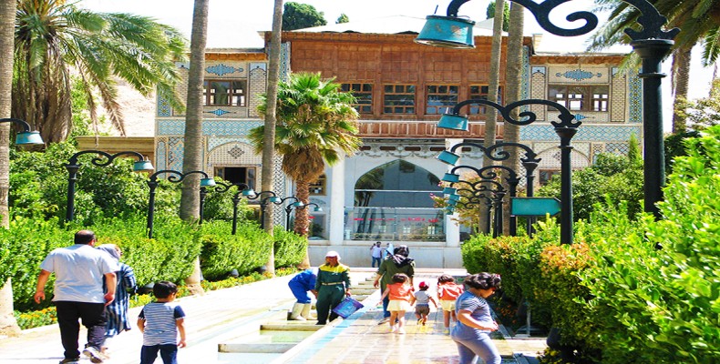 حضور گردشگران در محوطه باغ دلگشا و مسیر آب‌نمای اصلی