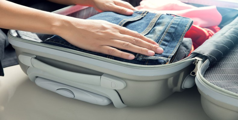 تا کردن و قرار دادن لباسها در چمدان برای بستهبندی مرتب و راحت سفر