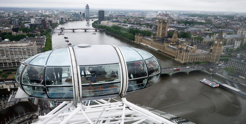 کپسول چشم لندن در ارتفاع با دید مستقیم به پارلمان، رود تیمز و پل وستمینستر
