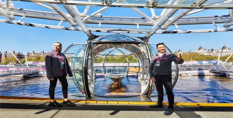 کپسول باز چشم لندن همراه با کارکنان مجموعه در ورودی و نمای رود تیمز