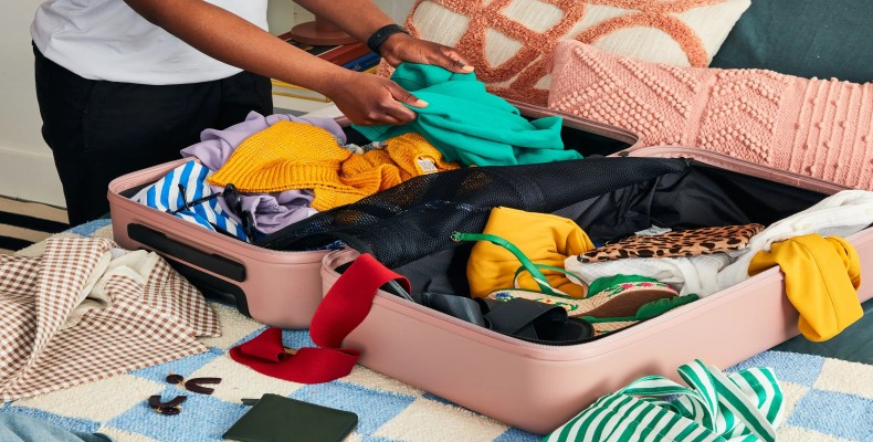 بستن چمدان نامرتب و قرار دادن لباسها و وسایل مختلف داخل آن