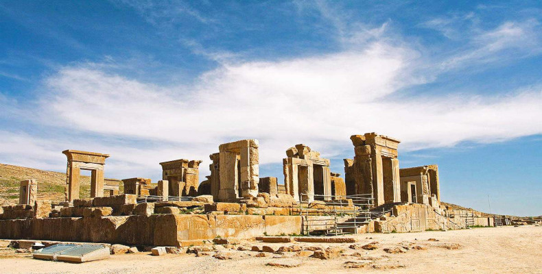 شیراز به چی معروفه ؟ تخت جمشید