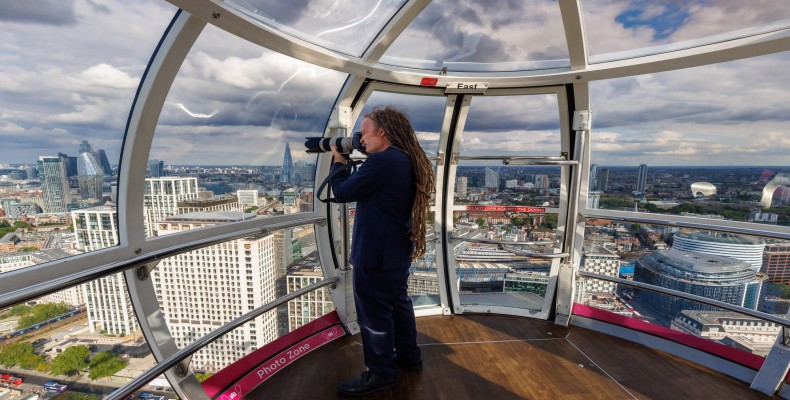عکاس در داخل کپسول چشم لندن در حال ثبت تصویر چشمانداز شهر از ارتفاع