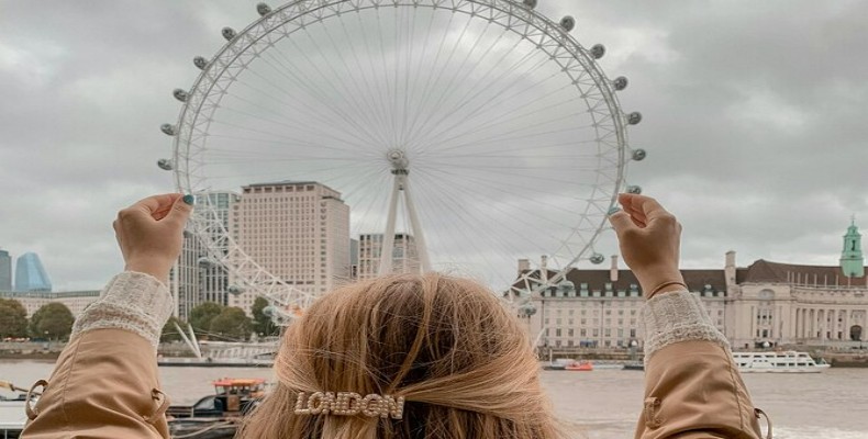 گردشگر در کنار رود تیمز روبهروی چشم لندن