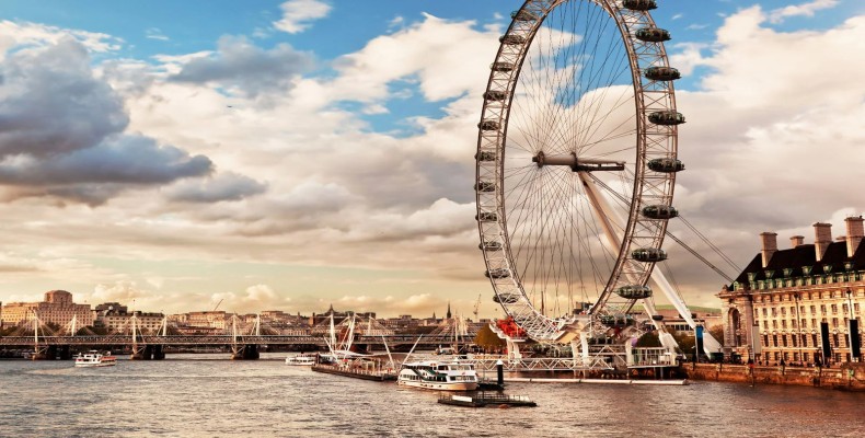 چشم لندن و برج بیگبن در غروب آفتاب از کنار رود تیمز