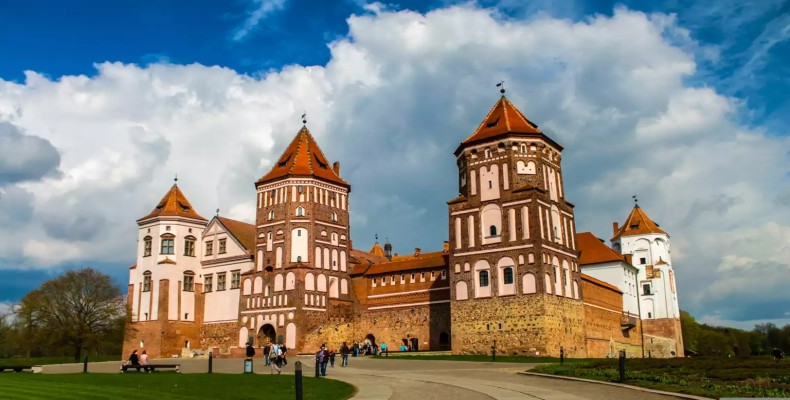 قصر تاریخی mir castle