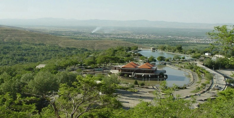 مرکز تفریحی عباس آباد همدان با چشمانداز الوند و تلهکابین