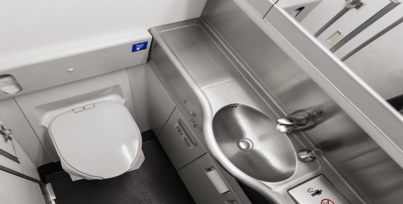 فضای دستشویی هواپیما