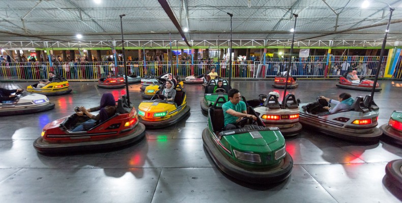 شهربازی گنجنامه همدان با سورتمه و فضای کوهستانی