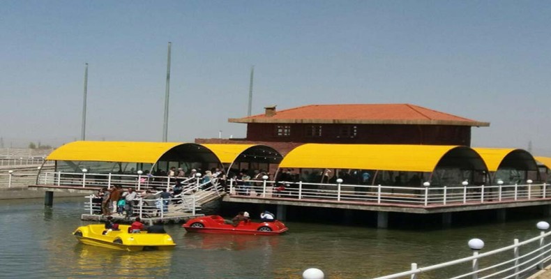 جزیره شادی همدان با قایقسواری و کارتینگ در فضای روباز