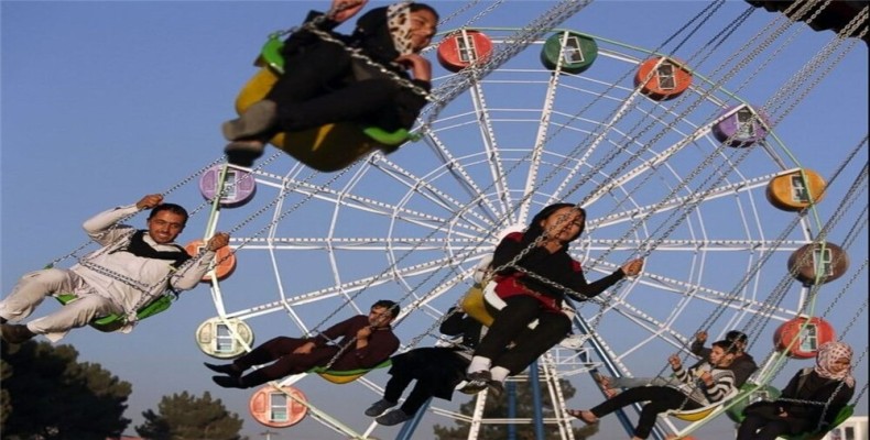 شهربازی پارک ملت همدان با وسایل بازی کودکان در فضای سبز