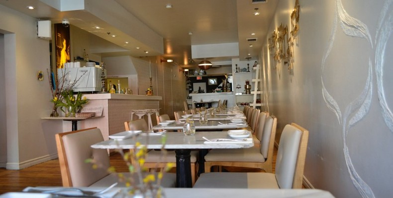 فضای داخلی رستوران بانو تورنتو با طراحی مدرن و الهام‌گرفته از فرهنگ ایران