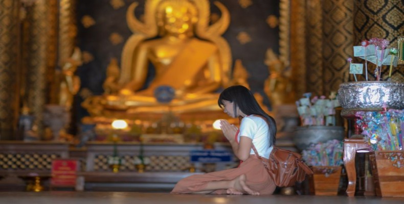 احترام و سکوت در معابد چین هنگام عبادت