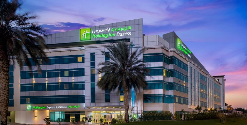 نمای بیرونی هتل‌ هالیدی این (Holiday Inn) از هتل های اطراف سفارت آمریکا در دبی