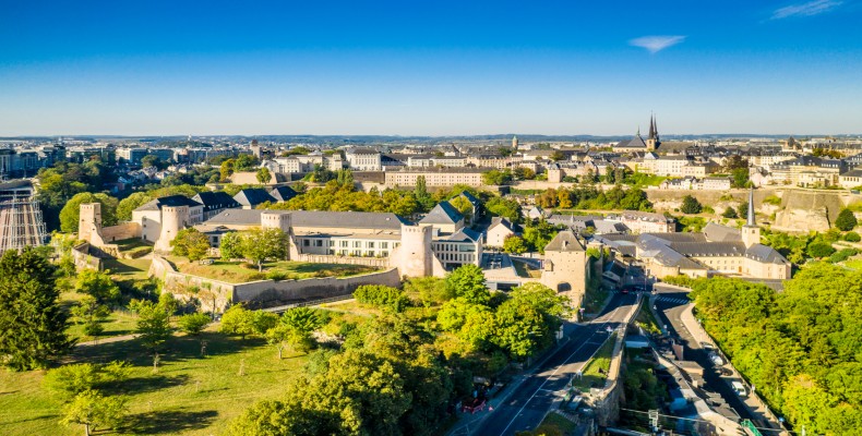 چشمانداز هوایی از شهر لوکزامبورگ با فضاهای سبز و قلعههای قدیمی