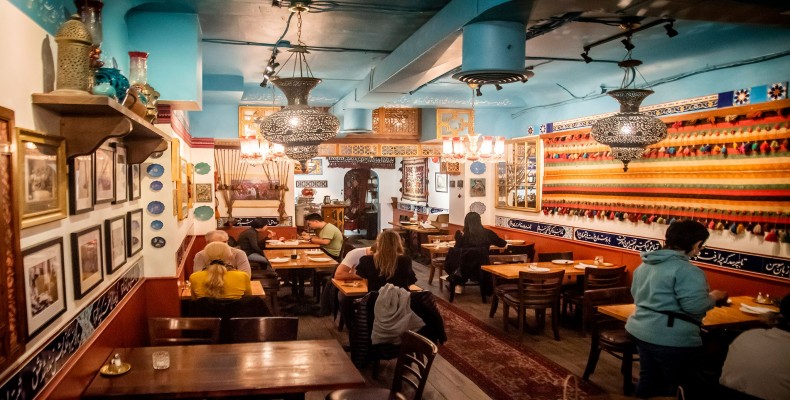 رستوران انار تورنتو با طراحی ایرانی و دیوارهای کاشی‌کاری‌شده سنتی