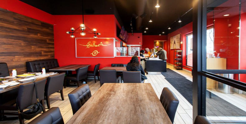 کباب مخصوص رستوران شمشیری تورنتو شامل کوبیده و جوجه کباب با نان داغ