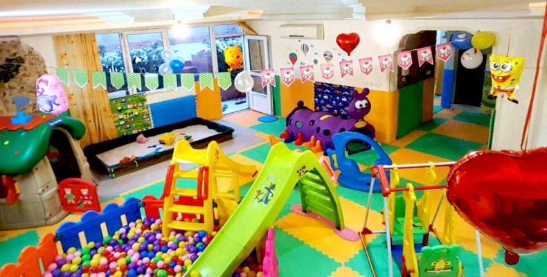 خانه بازی بادبادک رشت با وسایل رنگارنگ مخصوص کودکان خردسال و فضای بازی ایمن در بلوار منظریه رشت