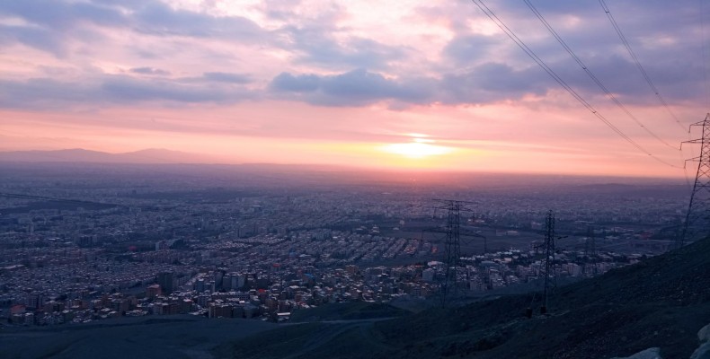 چشمانداز شهر کرج از بالای بام کرج هنگام غروب آفتاب