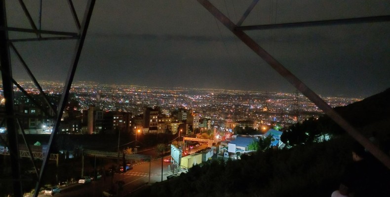 منظره شبانه بام کرج و چراغهای شهر از دامنه کوه عظیمیه