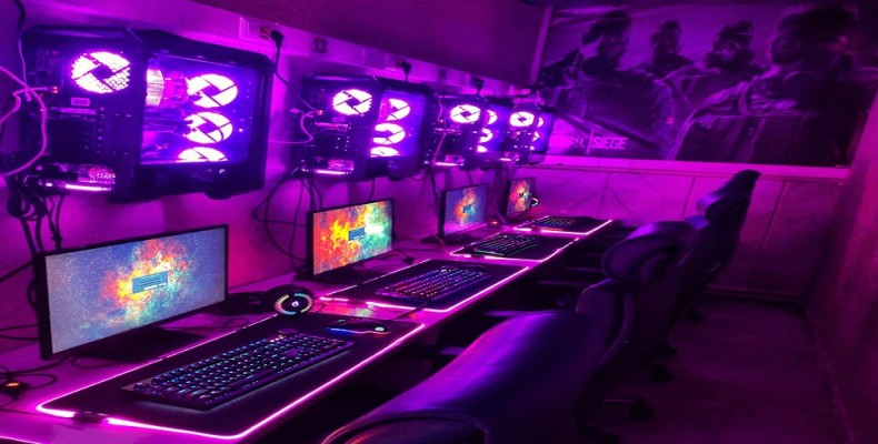 گیمنت و مجموعه بازی بازینو رشت با کامپیوترهای گیمینگ حرفهای و نورپردازی مدرن برای گیمرها