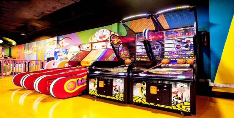 شهربازی قصر بازی رشت با امکاناتی مانند بولینگ، بیلیارد و بخش مخصوص کودکان در مسیر رشت به انزلی