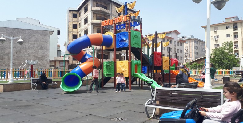 بوستان رنگینه شمال رشت با فضای باز، وسایل بازی روباز و محوطه سبز مناسب خانوادهها