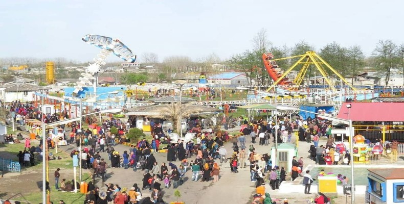 شهربازی شهر شادی رشت روباز با جمعیت زیاد و وسایل بازی هیجانانگیز مانند ترن و چرخوفلک