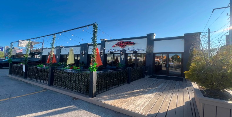 رستوران زعفران تورنتو در منطقه تهرانتو با فضای شیک و غذاهای ایرانی