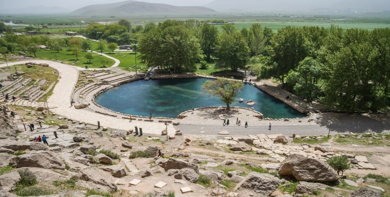 چشمه و سراب بیستون کرمانشاه با طبیعت سرسبز اطراف