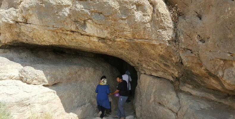 ورودی غار شکارچیان در مجموعه تاریخی بیستون کرمانشاه
