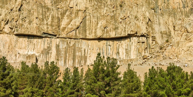 دیوار سنگی فرهاد تراش در دامنه کوه بیستون کرمانشاه