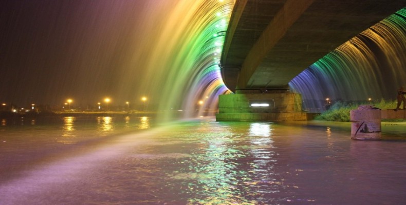 پل آبشار رنگین‌کمان اهواز با نورپردازی شبانه و آبشار LED