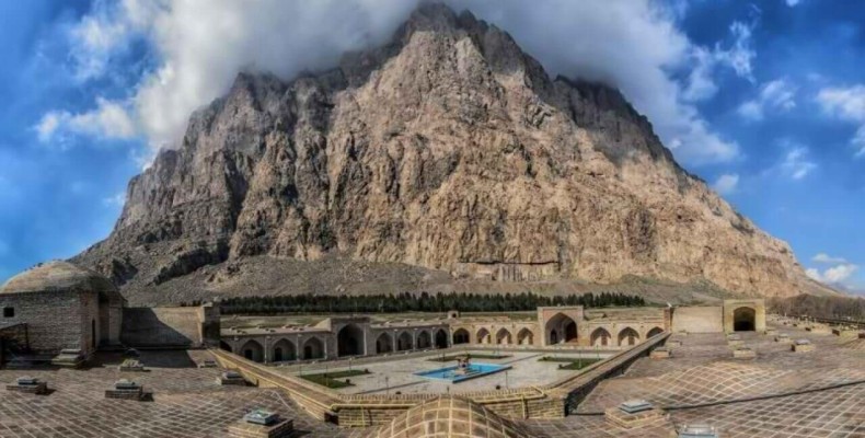 کاروانسرای شاهعباسی بیستون؛ اقامتگاه تاریخی در دامنه کوه بیستون کرمانشاه