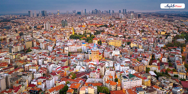 در هر فصلی از سال که به استانبول سفر کنید، این شهر زیبایی‌های خاص خودش را به شما نشان می‌دهد. آن چیزی که شهر استانبول را خاص کرده است، تلفیق تمدن و تاریخ آن با مدرنیته است. آشنایی با جاذبه‌های تاریخی، فرهنگی و شگفتی‌های در هم تنیدگی سنت و مدرنیته این شهر، اطلاعاتی است که در این مقاله به دست خواهید آورد. استانبول تنها شهری است که یک بخش آن در آسیا و بخش دیگر آن در اروپا واقع شده است. عمده گردشگرانی که وارد استانبول می‌شوند بیشتر وقت خود را صرف تفریح در مراکز پیشرفته و امروزی این شهر می‌کنند و از توجه به ویژگی‌های سنتی، تاریخی و آسیایی استانبول غافل می‌شوند. در این راهنمای سفر به شما کمک می‌کنیم تا در بخش اروپایی استانبول سفری به دل تاریخ داشته باشید و بیشتر با مفهوم تلفیق سنت و مدرنیته آشنا شوید.   چرا گردشگران استانبول را انتخاب می‌کنند؟   ترکیه و شهر استانبول یکی از بهترین مقاصد گردشگری به حساب می‌آید. ورود گردشگران از ایران و سایر نقاط جهان باعث رونق اقتصادی در این کشور شده است. ویژگی‌های خاص فرهنگی در این کشور به خصوص بخش آسیایی و اروپایی شهر استانبول بر محبوبیت آن نزد گردشگران افزوده است. به زبانی ساده‌تر باید بگوییم که در این شهر شما به وضوح تلفیق سنت و مدرنیته را مشاهده خواهید کرد. وقتی وارد استانبول می‌شود می‌توانید خیابان‌های سنگ فرش شده، کوچه‌ها تنگی که مغازه‌های محلی و کوچک در آنجا قرار دارند و مردمی که در زیر سایه درختان و خانه‌های کوچک خود مشغول نوشیدن چای ترک هستند را ببینید. در کنار این فضای سنتی می‌توانید پیشرفته‌ترین مراکز خرید و امکانات رفاهی را نیز مشاهده کنید. وقتی در محله‌های قدیمی باشید فرصت خوردن غذاهای سنتی ترکیه را خواهید داشت. حتی در برخی از رستوران‌هایی که بسیار مجلل هستند نیز می‌توانید هم غذاهای محلی و هم غذاهای مدرن را پیدا کنید. البته غذاهای ترکی شباهت زیادی به غذاهای ایرانی دارند و به همین دلیل وقتی ایرانی‌ها به استانبول می‌روند نگرانی خاصی در مورد پیدا کردن غذاهای مورد علاقه‌شان پیدا نمی‌کنند. غذاهای ترکی با ذائقه ایرانی‌ها سازگاری زیادی دارد. نزدیکی ترکیه به ایران و عدم نیاز به ویزا باعث شده است که هر ساله گردشگران ایرانی زیادی این کشور را برای تفریح و خرید انتخاب کنند. هم مرز بودن ترکیه با ایران باعث شده است که ایرانی‌های علاوه بر سفر هوایی از طریق زمینی نیز به ترکیه بروند. سفر زمینی نیز جذابیت‌های خود را دارد و می‌توانید از حرکت در جاده‌های بی‌نظیر این کشور لذت ببرید و در هزینه‌های خود نیز صرفه‌جویی کنید. جاذبه‌های تاریخی استانبول   شهر استانبول یک شهر تاریخی و مدرن است. تاریخ کهن و پرفراز و نشیب این شهر تنوع بی‌نظیری از آثار تاریخی را در آن شکل داده است. لیست بلند بالایی از جاذبه‌های تاریخی در این شهر وجود دارد که می‌تواند رضایت سلیقه‌های مختلف را جلب کند. تنوع این جاذبه‌های گردشگری باعث سردرگمی مسافران می‌شود. با توجه به اهمیت این موضوع می‌خواهیم مهم‌ترین جاذبه‌های تاریخی استانبول را به شما معرفی می‌کنیم. مکان‌هایی که معرفی می‌شوند جاذبه‌های تاریخی و دیدنی استانبول در بخش اروپایی این شهر هستند و ترکیب جذاب پیشرفت اروپایی را با تاریخ آسیایی به نمایش می‌گذارند. مسجد تاریخی ایاصوفیه   وقتی به استانبول می‌روید اولین جایی که باید ببینید، بنای تاریخی ایاصوفیه است. مسجد ایاصوفیه همچون نگینی در بخش اروپایی استانبول خودنمایی می‌کند. در حال حاضر این بنای تاریخی به عنوان مسجد تغییر کاربری داده است و در آن نماز به جا می‌آورند. اما جالب است بدانید که این مسجد به مدت هزار سال به عنوان کلیسای امپراتور روم شرقی فعالیت می‌کرده است. مسجد ایاصوفیه با قبه‌ها، مناره‌های بلند و چشم‌نوازش در میدان ایاصوفیه در نزدیکی هتل‌ها و مراکز خرید به روز استانبول قرار دارد. اگر در هتل‌های نزدیک به ایاصوفیه اقامت داشته باشید می‌توانید از پنجره هتل، این مسجد زیبا را تماشا کنید. بازدید از آن برای عموم آزاد است و نیازی به پرداخت پول ندارید. همچنین در این مسجد نماز هم برگزار می‌شود که می‌توانید برای خواندن نماز یا تماشای نمازگزاران به این مسجد بروید. مسجد آبی سلطان احمد   در قلب استانبول و قسمت اروپایی آن می‌توانید یک مسجد با رنگ آبی را پیدا کنید. علت اینکه به آن مسجد آبی می‌گویند این است که آن را با کاشی‌های آبی تزئین کرده‌اند. وقتی به ایاصوفیه رفتید می‌توانید سری هم به این مسجد 400 ساله بزنید، چرا که در نزدیکی ایاصوفیه قرار گرفته است. در گذشته فقط فضای داخلی مسجد آبی بود. اما در سال 2013 یک عملیات بازسازی صورت گرفت که تا سال 2016 نیز ادامه یافت. در این عملیات، رنگ کاشی‌ها را تغییر دادند و تعمیراتی نیز در بخش‌هایی از مسجد صورت گرفت. در حال حاضر مسجد سلطان احمد، آبی رنگ است. شما می‌توانید در این مسجد زیبایی‌های زیادی برای عکاسی کردن پیدا کنید. این مسجد در محله سلطان احمد قرار دارد. اگر به بناهای قدیمی و تاریخی علاقه دارید حتما سری به محله سلطان احمد بزنید. در این محله بناهای قدیمی جالبی وجود دارند که بیشتر آن‌ها در فهرست میراث جهانی یونسکو ثبت شده‌اند. این مسجد از زیبایی‌های زیر نیز برخوردار است: •	دویست پنجره رنگی در این مسجد وجود دارد که باعث می‌شود فضای داخلی آن همیشه روشن باشد. •	در این مسجد بیست هزار کاشی آبی که هر یک از آن‌ها با آیه‌های قرآن تزئین شده‌اند وجود دارد. •	مسجد آبی شش مناره، یک گنبد بزرگ و هشت گنبد کوچک دارد که شکوه خاصی به این بنای قدیمی بخشیده است. •	معماری این مسجد ترکیبی از معماری دوره عثمانی و دوره بیزانس است که جذابیت آن را دو چندان کرده است. قصر وارونه یا آب انبار باسیلیکا   وقتی از دو مسجد ایاصوفیه و مسجد آبی دیدن کردید، جای دوری نروید چرا که تماشای قصر وارونه را از دست خواهید داد. آب انبار باسیلیکا از جاذبه‌های دیدنی و تاریخی استانبول به شمار می‌رود و ساخت آن به زمان امپراطوری بیزانس برمی‌گردد. این آب انبار در قلب شهر استانبول قرار دارد. اگر دوست دارید از مراکز تفریحی و فروشگاه‌های استانبول فاصله بگیرید و در مکان متفاوتی حس و حال جدیدی را تجربه کنید، حتما سری به این آب انبار بزنید. این سرداب از امپراطوری روم شرقی به جا مانده است که با معماری بی‌نظیر خود و ستون‌های بزرگی که دارد عنوان متفاوت‌ترین اثر تاریخی را به خود اختصاص داده است. البته این بنا تنها آب انبار استانبول نیست، در این شهر بیش از 80 آب انبار با معماری مختلف وجود دارد که باسیلیکا از همه بزرگ‌تر و متفاوت‌تر است. وقتی در این سرداب 1500 ساله قدم بزنید و به موسیقی پخش شده در آن مکان گوش دهید، تجربه بسیار متفاوتی را برای خود خواهید ساخت. سایر ویژگی‌های قصر وارونه به شرح زیر هستند: •	این آب انبار دارای 366 ستون مرمرین است که هر کدام از این ستون‌ها 9 متر ارتفاع دارند. •	ستون‌های باسیلیکا آرایش مختلفی دارند. •	در آب این آب انبار ماهی نگهداری می‌کنند تا آب تمیز بماند. •	در این قصر وارونه یک کافه قرار دارد که بعد از گشت و گذار خود می‌توانید در این مکان نوشیدنی‌های سرد و گرم میل کنید. بازار بزرگ شهر استانبول   بازار بزرگ استانبول در قلب بخش اروپایی این شهر قرار دارد. این مکان به عنوان قدیمی‌ترین و بزرگ‌ترین بازار سرپوشیده دنیا شناخته می‌شود که در سال 1455 تا 1456 به دستور سلطان محمد دوم ساخته شده است. هر چند مراکز تجاری و خرید بزرگی در استانبول ساخته شده‌اند اما این بازار هرگز رونق و شکوه خود را از دست نداده است.  در این بازار 61 گذر و 3000 حجره وجود دارد. نکته جالب این است که بازار استانبول در سال 2014 بیشترین تعداد ورودی یعنی 91 میلیون بار بازدید را برای خود ثبت کرده است که این آمار در بین بازارهای جهان رکورد بزرگی محسوب می‌شود. وجود این بازار در نزدیکی بزرگ‌ترین مراکز تجاری و تفریحی نشان می‌دهد که تاریخ، فرهنگ و سنت ترکیه در مقابل نفوذ پیشرفت‌های اروپایی در جای خود استوار باقی مانده‌اند و مردم نیز در حفظ بخش فرهنگی و تاریخی سرزمین خود تلاش می‌کنند. در بازار بزرگ می‌توانید فرش، محصولات چرمی، محصولات خوراکی، جواهرات و اشیای عتیقه را پیدا کنید. بازار بزرگ در منطقه فاتیح استانبول بین مسجد بایزید و مسجد نورعثمانیه قرار گرفته است. در انتخاب تور استانبول خود دقت کنید که بازدید از بازار بزرگ نیز در برنامه تور وجود داشته باشد. کلام آخر در هر گوشه‌ای از شهر استانبول می‌توانید تلفیق تمدن و تاریخ را در کنار مدرنیته احساس کنید. ساختمان‌ها، برج‌ها و مراکز تجاری بزرگ و مدرن در کنار بناهای تاریخی این شهر قرار گرفته‌اند. با چند دقیقه پیاده‌روی می‌توانید از دل پیشرفت‌های دنیای امروزی به قلب تاریخ ترکیه سفر کنید و تجربه‌های جالبی به دست آورید. به همین دلیل توصیه می‌کنیم در برنامه تفریحی خود برای هر دو بخش مدرن و تاریخی استانبول وقت بگذارید تا تماشای زیبایی‌ها و هویت فرهنگی این شهر را از دست ندهید.