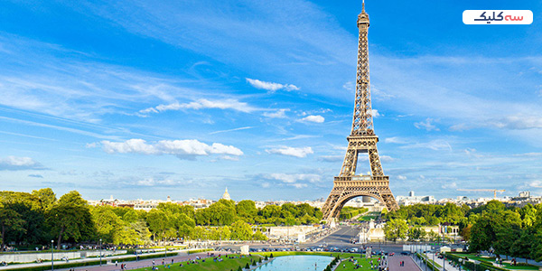 هزینه سفر به پاریس + راهنمای خرید بلیط هواپیما   متا عکس: هزینه سفر به پاریس سفر به پاریس آرزوی بسیاری از افراد دنیا است. اکثراً ما ایرانیان در پاسخ به اینکه کدام قسمت اروپا دیدنی‌تر است، حتماً اسم شهر پاریس را با ذوق و شوق فراوان می‌آوریم. پاریس با آن برج فلزی و بلندبالا، پاریس با موزه لوور و تالار ایران باستان، پاریس و طاق پیروزی، پاریس یعنی شهری با سنگفرش‌های بی انتها و کافه‌های خیابانی پر از عطر قهوه‌های گرم فرانسوی!  واقعیت این است! پاریس سالهاست که جای ویژه‌ای را در قلب ایرانیان باز کرده. محبوبیت پاریس بین ما ایرانیان به زمان قاجار و همزمان به سفرهای ناصرالدین شاه به اروپا و فرانسه مربوط می‌شود. بعد از شاه قاجار پای بسیاری ار ثروتمندان ایرانی به پاریس باز شد. این افراد بعد از برگشت از پاریس با آب و تاب از خیابان‌های سنگ فرش، لباس‌های مجلل مردمان فرانسوی، آثار تاریخی شهر و رستوران بی‌نظیرش برای دیگران تعریف و سفرنامه های خود را در وصف پاریس منتشر کردند. با ورود باستان‌شناسان فرانسوی به ایران بسیاری از آثار تاریخی و شاخص ایران به فرانسه و موزه لوور فرانسه منتقل شد که همین موضوع نیز باعث تاسیس تالار ایران در موزه لوور شد.  در ضمن یکی از خیابان‌های عیان نشین پاریس طی سفر ناصرالدین به این شهر به نام تهران نامگذاری شد و به همین شکل هم یکی ازخیابان‌های تهران به نام خیابان شانزه‌لیزه نامگذاری شد. این مقدمه نسبتاً طولانی را گفتیم که در رابطه با هزینه سفر به پاریس و قیمت بلیط هواپیما پاریس اطلاعات مفیدی را در اختیار شما عاشقان پاریس قرار بدهیم. هزینه های سفر به پاریس h2 برای اینکه در رابطه با هزینه سفر به پاریس مطلع شویم، باستی بدانیم که این سفر هیجان انگیز به چه هزینه‌های ضروری نیاز دارد. در ادامه لیستی از آنها را ارائه می‌دهیم: •	هزینه پاسپورت •	هزینه ویزای فرانسه •	هزینه تور فرانسه •	هزینه رستوران و غذا در پاریس •	هزینه گردشگری در سطح شهر پاریس  هزینه تهیه پاسپورت جهت سفر به فرانسه h3   متا عکس: هزینه ویزا فرانسه برای سفر به فرانسه و گردش در شهر پاریس بایستی حتما گذرنامه یا همان پاسپورت تهیه کنید. اگر هم از قبل گذرنامه داشتید، بایستی برای حداقل 6 ماه تا زمان اخذ ویزا اعتبار داشته باشد. برای تهیه گذرنامه  هم به یکی از شعبات پلیس +10 در سراسر شهر بروید و با پرداخت هزینۀ اندکی صاحب گذرنامه شوید. هزینه ویزای فرانسه h3 برای تهیه ویزای فرانسه می‌توانید از یک آژانس مسافرتی معتبر که کارهای تور فرانسه را انجام می‌دهد، کمک بگیرید. اگر هم تمایل دارید به صورت مستقل به پاریس سفر کنید، باستی در ابتدا وقت سفارت بگیرید. مدارک مرتبط با تهیه ویزا را به سفارت تحویل بدید. در صورتی که مدارک شما جهت سفر به پاریس کامل باشد و کارمندان سفارت بابت توریستی بودن سفرتان مطمئن شوند، به زودی ویزای فرانسه در دست شما خواهد بود. هزینه تور پاریسh3 اگر برای اولین بار تصمیم دارید به صورت توریستی به کشور فرانسه سفر کنید، به یک آژانس مسافرت بروید و مناسب‌ترین تور پاریس‌گردی را انتخاب کنید. با خرید تور هزینه بلیط هواپیما پاریس، هزینه ترانسفر، هزینه ویزا و هتل را یکجا پرداخت کنید. اگرچه هزینه تور پاریس بیشتر از زمانی است که تنهایی سفر کنید اما خیالتان را بابت بسیاری از موارد مانند دردسرهای تهیه بلیت، رزرو هتل و بازدید از جاهای دیدنی راحت می‌کند. هزینه بلیط هواپیما پاریسh3   متا عکس: بلیط هواپیما پاریس فرقی نمی‌کند به همراه تور و یا تنهایی به فرانسه سفر کنید، در هر دو صورت قیمت بلیط هواپیما مهم است. اینکه بلیط هواپیمای تهران پاریس را از کدام ایرلاین، در چه زمانی و یا چه نوع پروازی تهیه کنید، همگی در قیمت بلیط تاثیرگذار هستند. برای مثال بلیط ایرلاین لوفتهانزا یکی از گرانترین‌ها است وایرلاین ترکیش از انتخاب‌های قیمت مناسب است. هزینه رزرو هتل در فرانسهh3 اگر با تور مسافرتی فرانسه به پاریس سفر می‌کنید، این قسمت را نخوانید! تور مسافرتی هزینه رزرو هتل را برای شما پرداخت می‌کند. اما اگر خودتان تمایل دارید هتل رزروکنید، بعد از خرید بلیط هواپیما بایستی هتل را رزرو کنید. وبسایت‌های زیادی هستند که کار رزرو هتل‌های خارجی در ایران را انجام می‌دهند. هتل‌های 5 و 4 ستاره فرانسه مخصوصاً آن مواردی که چشم انداز رو به برج ایفل را دارند، معمولاً جزو گرانقیمت‌ترین هتل‌های این شهر هستند. بنابراین هزینه رزرو هتل در پاریس کاملاً به شما و میزان بودجه ای که دارید مربوط است. اگر با بودجه کم به پاریس سفر می‌کنید، می‌توانید هتل‌های کم ستاره‌تر و یا هاستل‌های تمیز و امن را رزرو کنید. هزینه رستوران و غذا در پاریسh3   متا عکس: هزینه رستوران در پاریس بعد از اینکه خیالتان بابت ویزا، بلیط و هتل راحت شد بایستی به هزینه‌های غذا و نوشیدنی بپردازیم. غذاهای فرانسوی خوشمزه هستند و رستوران‌های این شهر جزو لاکچری‌ترین و گرانقیمت‌ترین رستوران‌های کل اروپا هستند. با خواندن این کلمات تعجب نکنید در این شهر رستوران قیمت مناسب و کافه‌های با کیفیت و ارزان هم پیدا می‌شوند. توصیه ما به شما این است که چند مورد از آنها را قبل از سفر از وبسایت‌هایی مانند تریپ‌ادوایز پیدا کنید و درباره قیمت منوی غذایی آنها مطمئن شوید. در ضمن پنیر مخصوص فرانسوی، کروسان، قهوه و شکلات از خوردنیهای خاص این شهر هستند؛ حتما آنها را امتحان کنید. هزینه گردشگری در سطح شهر پاریسh3 خبر خوب اینکه  بازدید از بسیاری از جاهای دیدنی شهر پاریس از جمله برج ایفل رایگان است. علاوه بر دیدار از این برج آهنی و محبوب و تهیه عکسهای یادگاری در اطراف، خیابان شانزه‌لیزه و میدان کنکورد و طاق پیروزی از جمله سایر جاهای دیدنی پاریس هستند که دیدنشان هیچ هزینه ندارد. برای رفتن به قسمت‌های مختلف شهر پاریس از مترو این شهر اسفاده کنید. اگر کارت اعتباری اروپایی هم ندارید، اصلا نگران نباشید، امکان خرید بلیط مترو با پول نقد در تمامی ایستگاه‌ها وجود دارد. بازدید از سایر جاهای دیدنی و معروف فرانسه مانند موزه لوور، کلیسای سفید، کلیسای نوتردام، کاخ اپرا گارنیه، باغ تویلری و ده‌ها جای دیدنی دیگر رایگان نیستند. برای اینکه از قیمت بلیط ورودی آنها مطلع شوید از طریق وبسایت‌های رسمی این مکان‌ها می‌توانید از آخرین اطلاعات مربوط به آنها مطلع شوید. در پایان سفر به کشورهای خارجی به دلیل بالا بودن نرخ ارز به مراتب بالاتر از سفرهای داخلی است. اگر به این قبیل سفرها علاقه دارید؛ پیشنهاد ما به شما این است که شهر و کشوری را انتخاب کنید که بیشترین جذابیت را برای شما دارند. از آنجایی که پاریس یکی از محبوبترین شهرهای دنیا در میان ایرانیان است و متقاضیان برای سفر به این شهر کم نیست. سعی کردیم به طور خلاصه در رابطه با هزینه‌های سفر به این شهر اطلاعاتی را در اختیار شما بگذاریم. در پایان اگر اطلاعات بیشتری در رابطه با هزینه سفر به پاریس دارید، در اختیار ما و سایر خوانندگان محترم قرار بدهید.