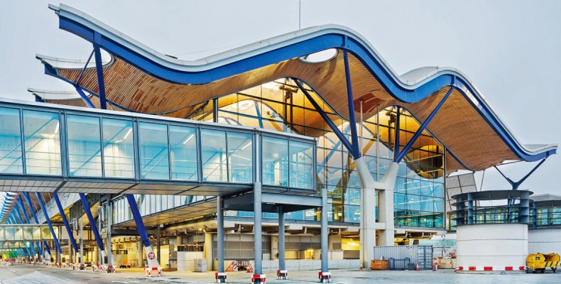 نمای مدرن ترمینال شماره ۴ فرودگاه بینالمللی مادرید باراخاس اسپانیا