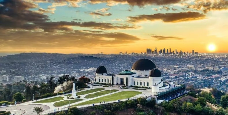 صدخانه گریفیث لس آنجلس هنگام غروب با چشم‌انداز شهر فرشتگان