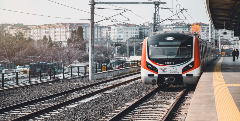 قطار مارمارای در حال حرکت در ایستگاه ریلی استانبول
