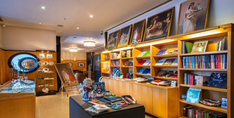 فروشگاه هنری موزه پرا استانبول؛ محل خرید کتاب و یادگاریهای فرهنگی