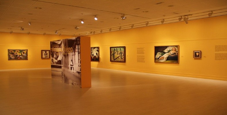 نمای داخلی گالری هنری موزه پرا استانبول با نقاشیهای کلاسیک