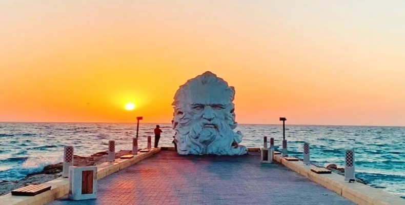غروب آفتاب کیش در ساحل سیمرغ کنار مجسمه معروف ساحلی