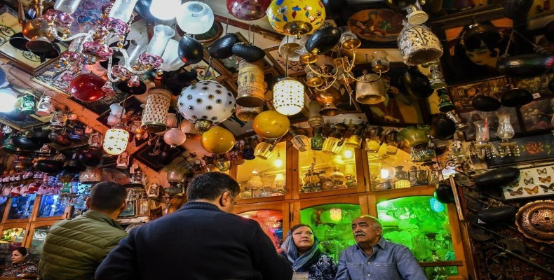 قهوه‌خانه حاج میرزا اصفهان؛ قهوه‌خانه‌ای قدیمی با دکور پر از عتیقه‌جات