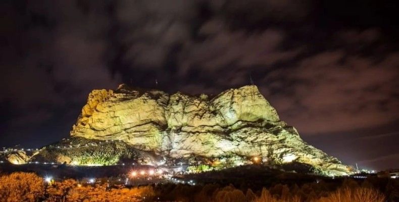 بام اصفهان یا کوه صفه؛ چشم‌اندازی دیدنی از شهر در شب