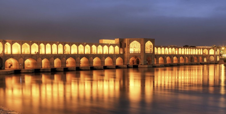 سی‌وسه پل اصفهان؛ نماد تاریخی شهر و پاتوق کنار زاینده‌رود از پاتوق های اصفهان