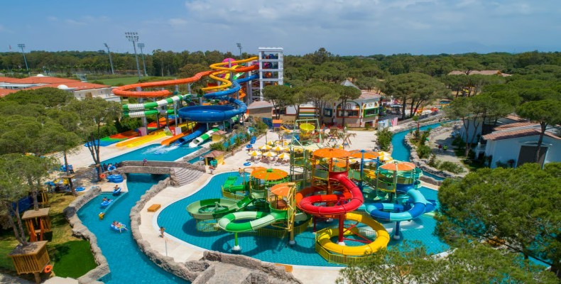 پارک آبی هتل سلکتوم لاکچری ریزورت آنتالیا با سرسرههای رنگارنگ