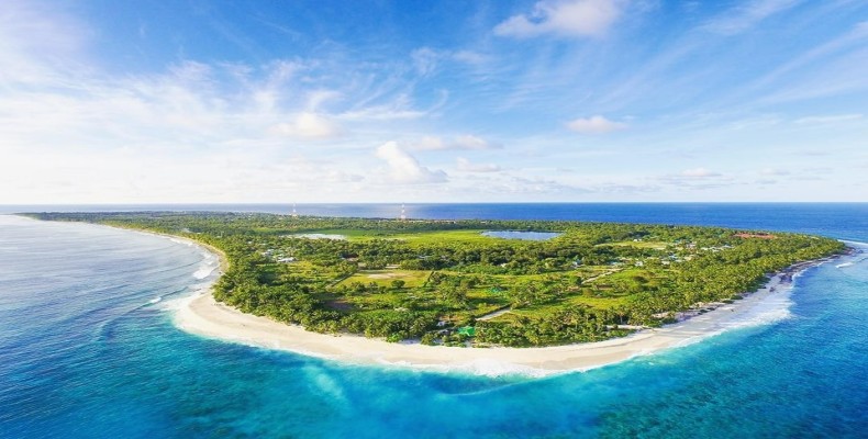 نمای هوایی جزیره فوامولاه در مالدیو با سواحل شنی و پوشش سبز
