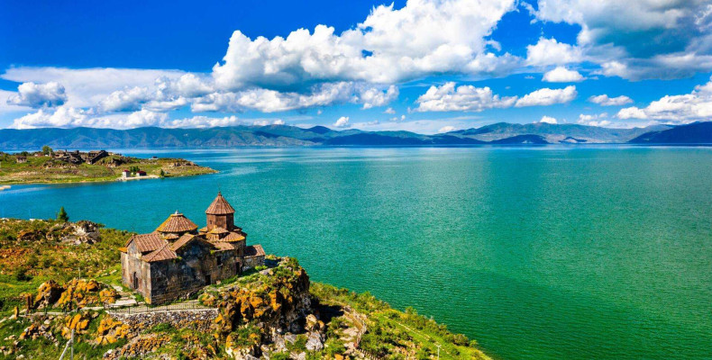دریاچه سوان از جاهای دیدنی ارمنستان