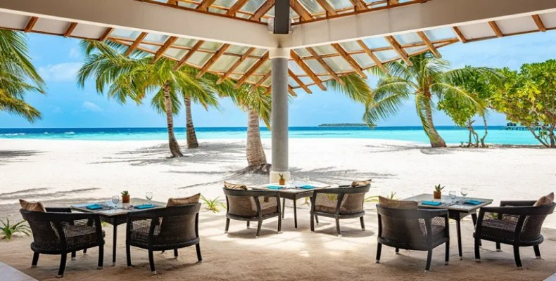 رستوران ساحلی در مالدیو با منظره دریا و فضای استوایی