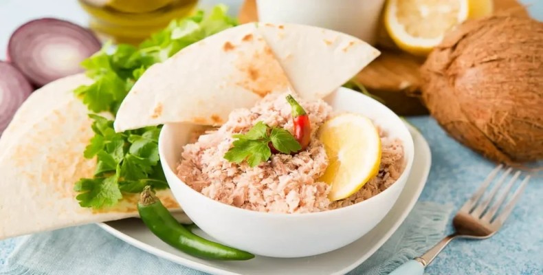 غذای محلی ماس هونی مالدیو تهیهشده با ماهی تُن و نارگیل